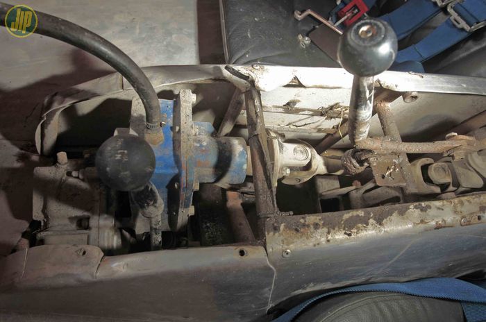 Sebuah sistem gir pembalik disematkan diantara girboks 5 speed dan transfer case milik Suzuki Jimny. 