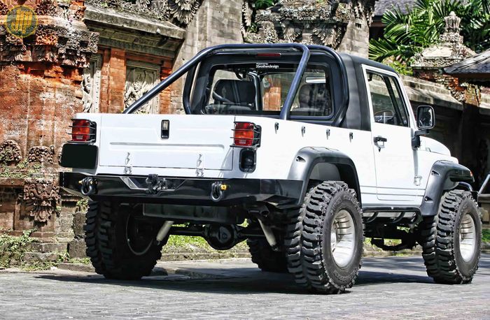 Bagian kaki-kaki Suzuki Jimny LWB ini jadi makin kekar setelah dipasangi pelek Centerline dengan ban Super Swamper Bogger 33x10.5R15 