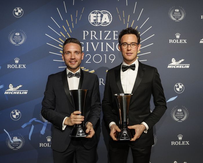 Thierry Neuville (kanan) dan co-driver Nicolas Gilsoul saat menerima trofi dari FIA sebagai runner-up WRC 2019