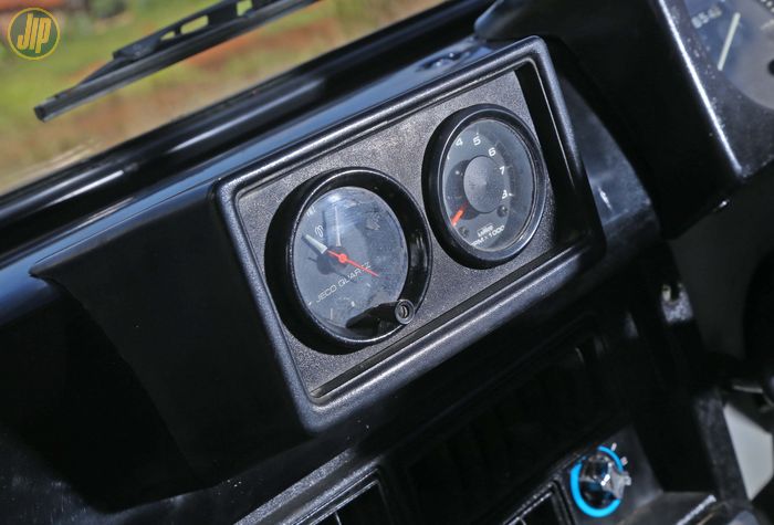 Indikator yang menjadi ciri Suzuki Jimny X1 masih dalam kondisi kinclong. 