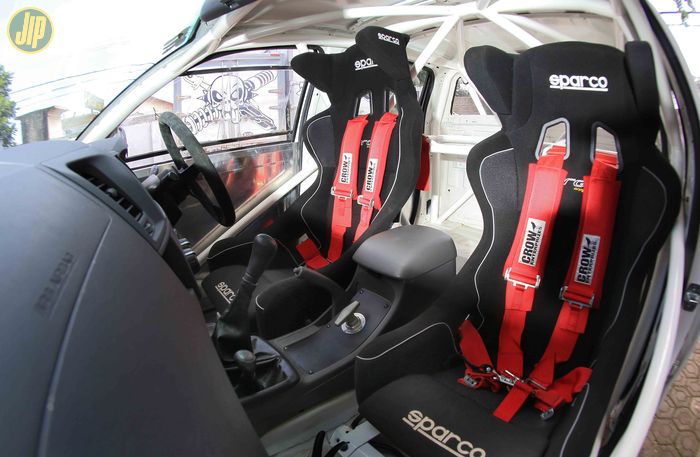 Jok standar Toyota Hilux sudah ditukar Sparco bucket dan dilengkapi safety belt Crow Enterprizes lima titik.
