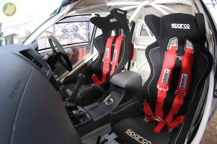 Jok standar Toyota Hilux sudah ditukar Sparco bucket dan dilengkapi safety belt Crow Enterprizes lima titik.