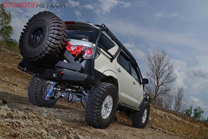 Bumper belakang custom dimanfaatkan juga untuk tire hanger dan dudukan hi-lift jack.  