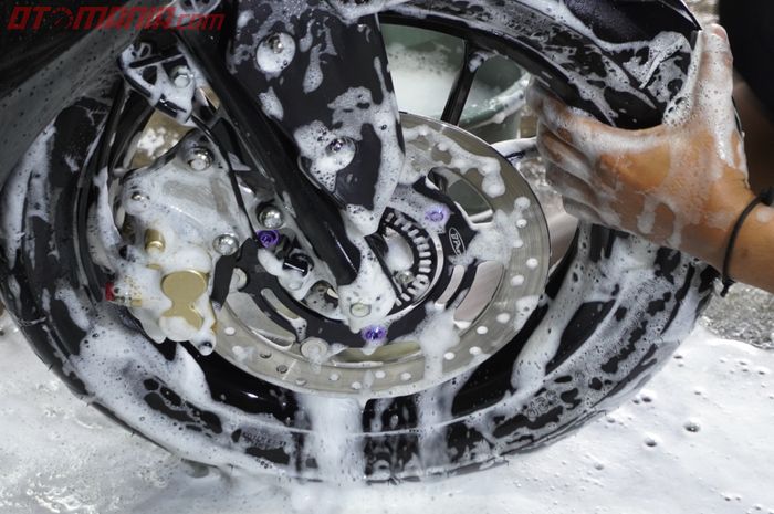 Penyebab karet ban cepat getas karena kebiasaan cuci motor.
