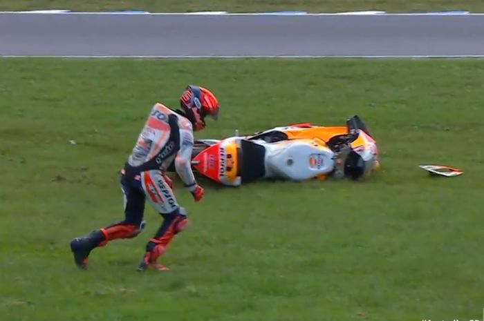 Marc Marquez mengalami crash, sementara Johann Zarco menempati posisi teratas di hasil warm up MotoGP Australia 2022