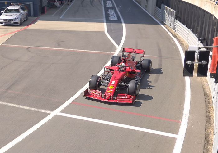 Pembalap tim Ferrari, Sebastian Vettel jadi yang pertama turun di sesi FP3 F1 70th Anniversary 2020