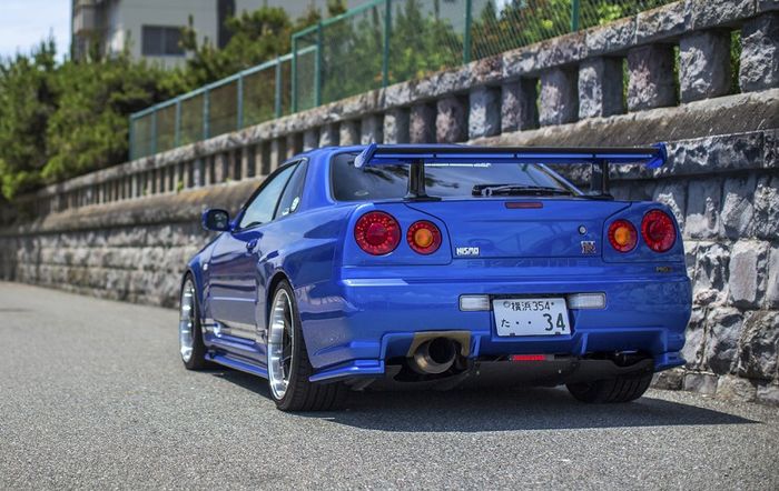 Tampilan belakang Nissan GT-R R34 pasang sayap dari Top Secret