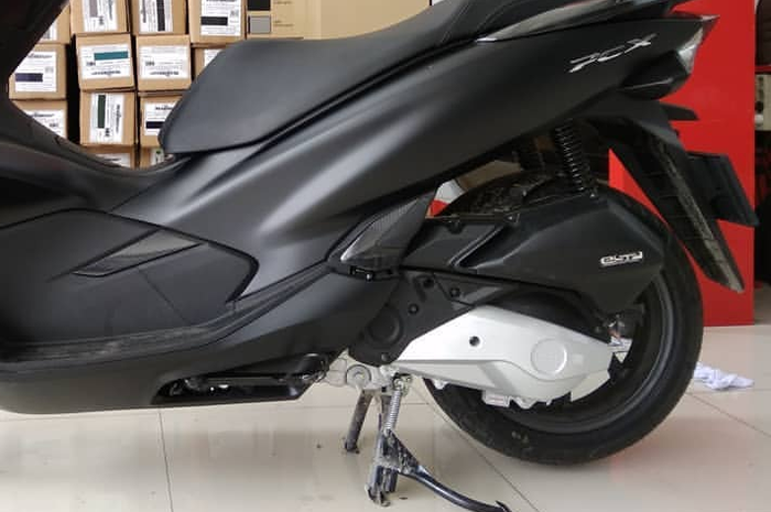 Bisa jadi tren nih Honda PCX aplikasi warna sangar