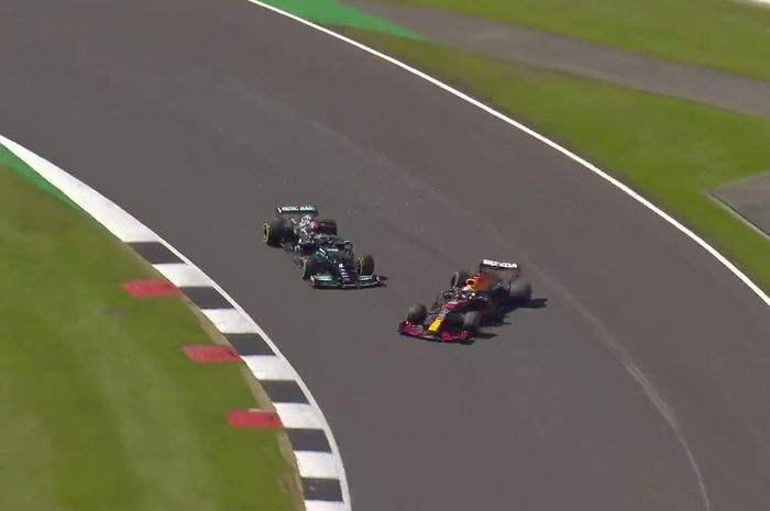 Lewis Hamilton dan Max Verstappen bentrok di lap pertama F1 Inggris 2021