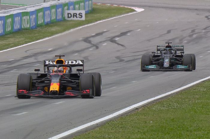 Max Verstappen mengaku mobilnya sedikit lebih lambat dari mobil Mercedes Lewis Hamilton di balap F1 Spanyol 2021