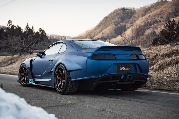 Modifikasi Toyota Supra Mk4 masih berlanjut ke dalam kabin dan mesin