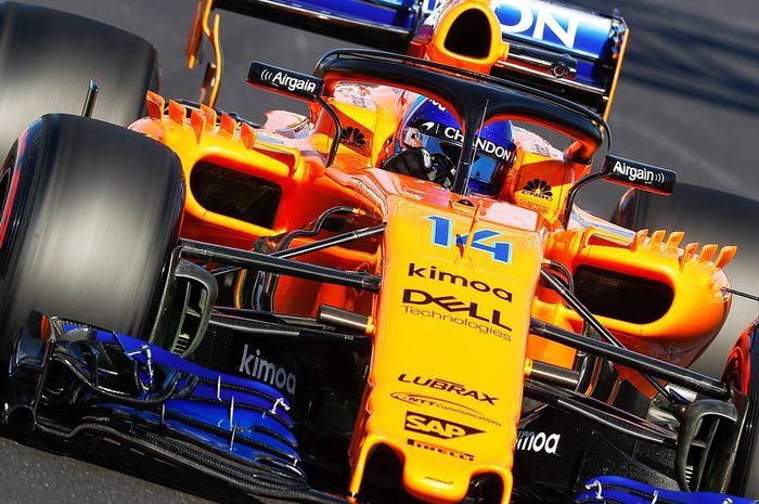 mobil McLaren MCL33 milik Fernando Alonso sempat bocor olinya ketika mengikuti tes pramusim hari kedua (7/3/2018) di Barcelona