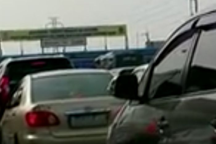 Belum besok nih, kemacetan hari ini menuju Puncak sampai 5 km