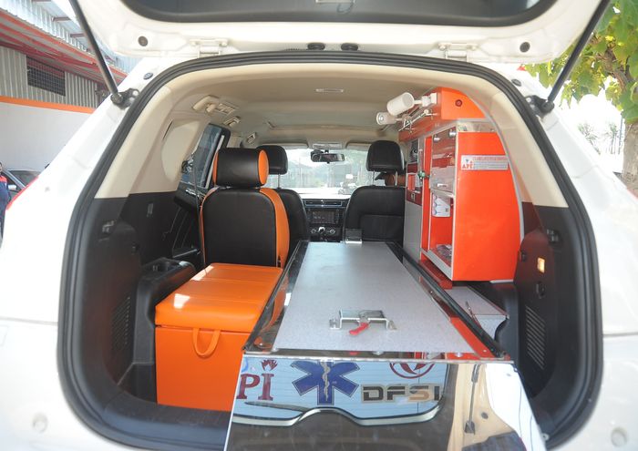 Bagian Dalam Kelengkapan Alat Kesehatan Mobil Ambulans