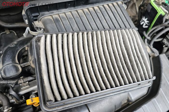 Subtitusi filter mesin Toyota Avanza tahun 2019.