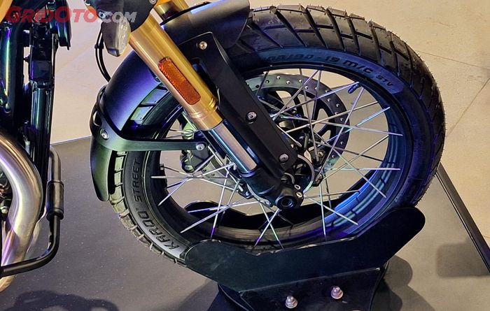 Triumph Scrambler 400XC kini menggunakan pelek jari-jari ukuran 19 pada ban depan dan ukuran 17 pada ban belakang 