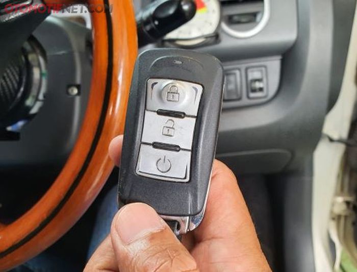 Bahkan meski remote keyless didekatkan dekat pemancar immobilzer, tanpa komponen kayak tutup pentil tadi, mesin tidak akan bisa dinyalakan.