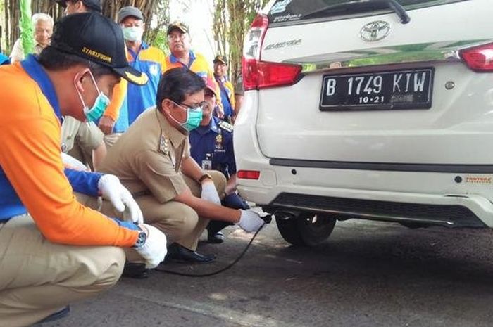  Petugas Sudin Lingkungan Hidup Jakarta Selatan saat melakukan uji emisi kendaraan roda empat