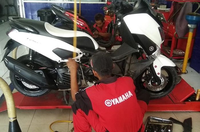 Ilustrasi Yamaha NMAX servis di bengkel resmi.