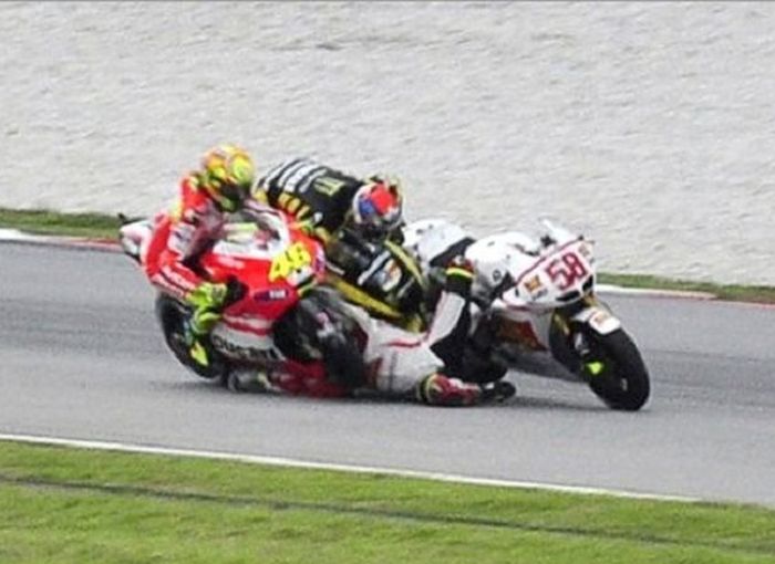 Marco Simoncelli mengalami kecelakaan di sirkuit Sepang, Malaysia dan meregang nyawa