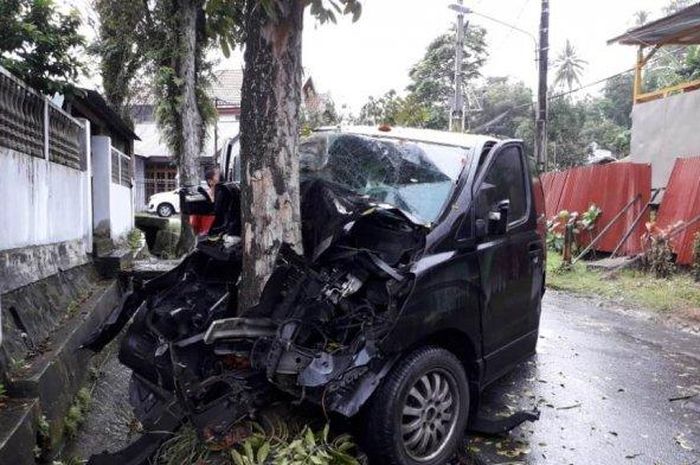 Kondisi Hyundai H-1 setelah tabrak pohon