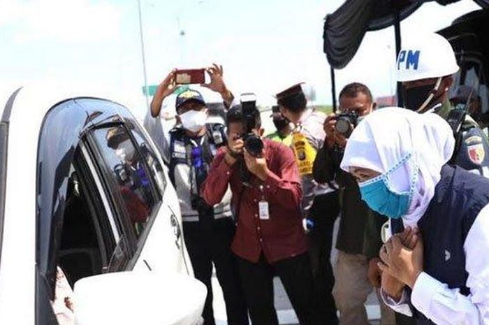 Gubernur Jawa Timur Khofifah Indar Parawansa bersama jajaran Forkopimda Jatim melakukan sidak di pintu masuk Tol Ngawi, Minggu (26/4/2020)