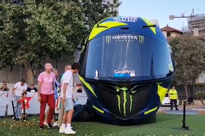 Ikon helm AGV hadiah untuk Valentino Rossi yang ada di Piazzale D'Annunzio, Pesaro, Italia.