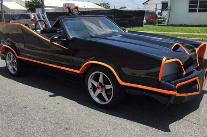 Modifikasi Ford Mustang 1987 jadi batmobile