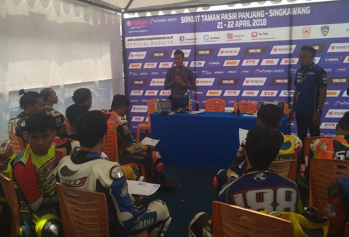 Suasana  Coaching Clinic di Yamaha Cup Race Singkawang 