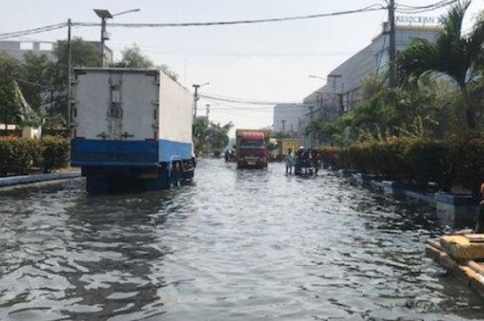 4 tips efektif merawat mobil setelah terkena banjir rob