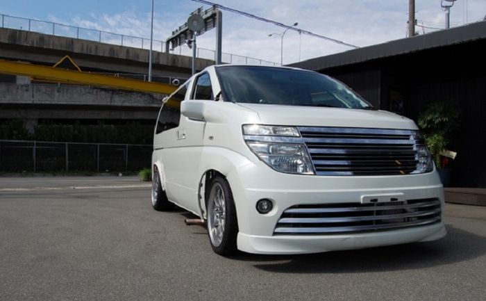 Modifikasi Nissan Elgrand jadi mobil drag