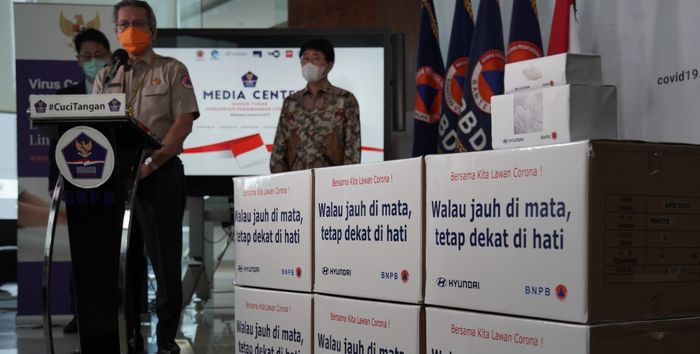 Zahermann Muabezi, Kepala Biro Hukum, Organisasi dan Kerjasama BNPB menyambut inisiatif baik dari Hyundai sebagai mitra sejati dan teman bagi Indonesia dalam menangani kasus COVID-19. 