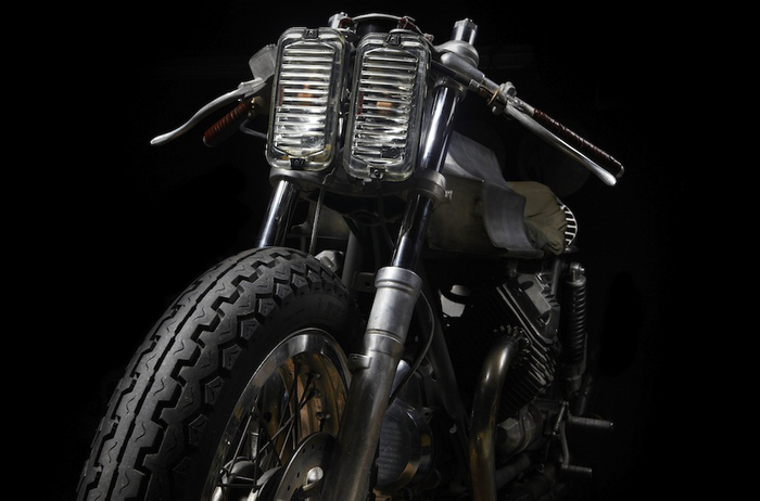 Sepasang headlamp kotak semakin membuat Moto Guzzi V65 ini menarik