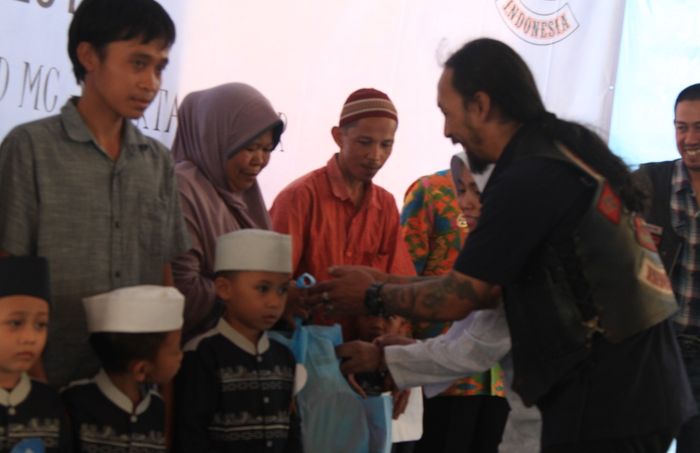Perwakilan BBMC Jakarta Chapter menyerahkan bantuan pada saat kegiataan khitanan massal