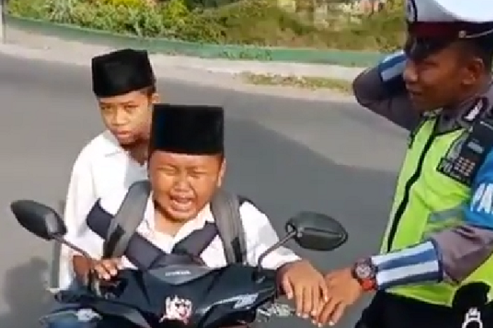 Bocah takut ditilang polisi sampai nangis histeris