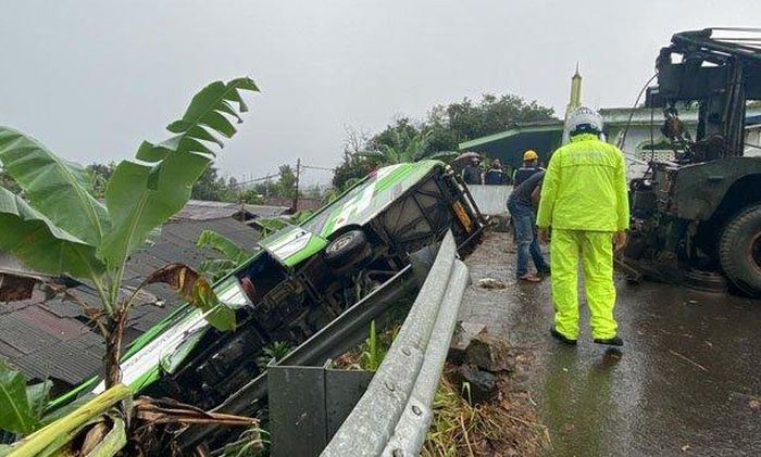 Bus pariwisata timpa atap rumah warga di kawasan puncak Bogor