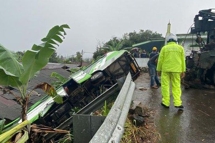 Bus pariwisata timpa atap rumah warga di kawasan puncak Bogor