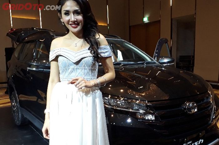 Host launching Toyota All New Rush, Carina Meidiana