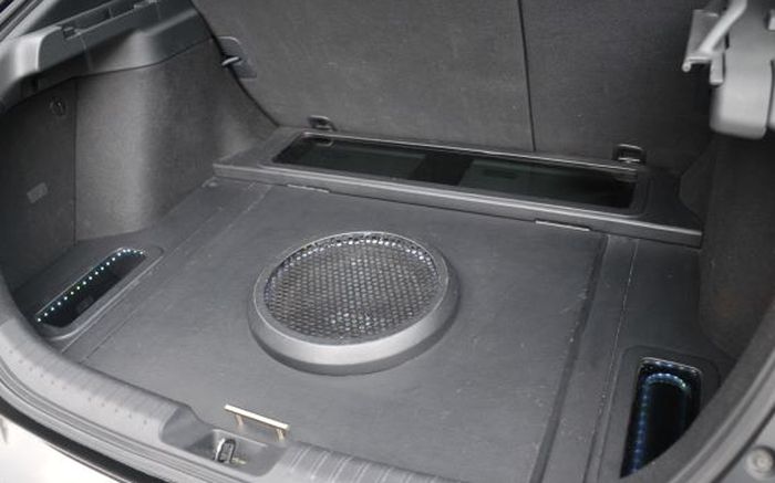 Penempatan perangkat audio di bagasi dibikin serapi mungkin tanpa memakan space