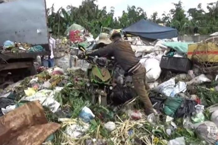 Pemilik moge Kawasaki Z1000 ambil motor ditumpukan sampah