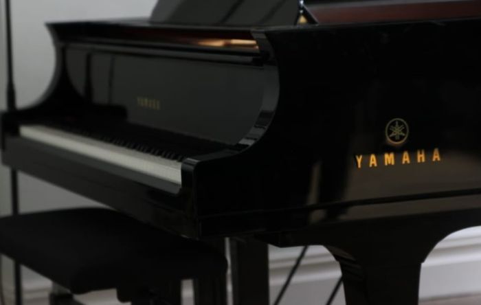 Piano bikinan Yamaha dengan logo yang sama