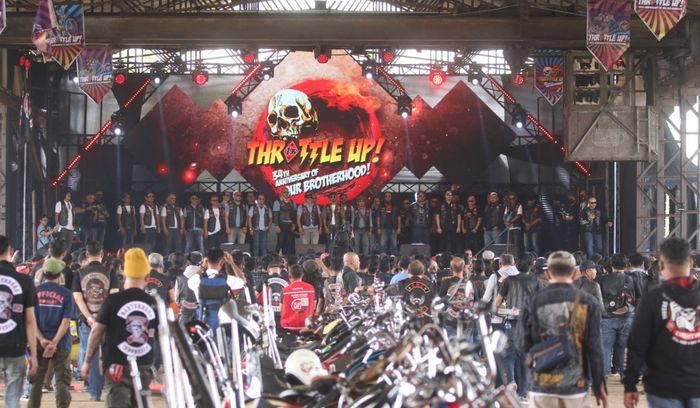 Sebelum acara dimulai, Bikers Brotherhood 1% MC Indonesia dan bikers yang hadir melakukan upacara bendera