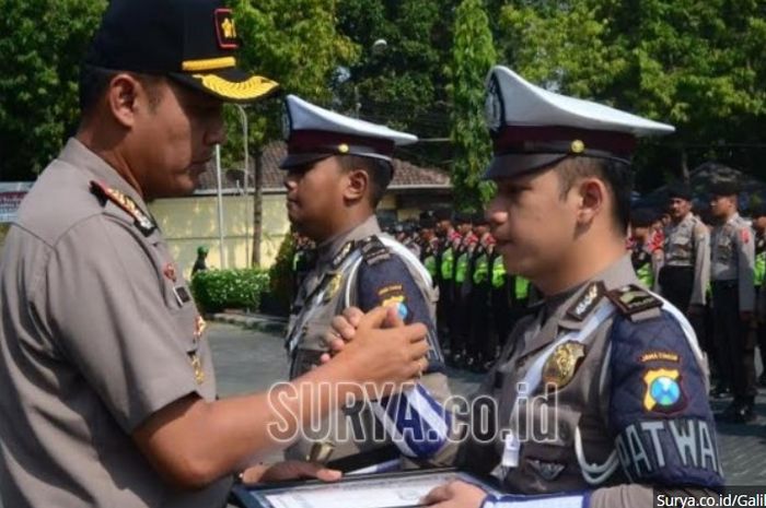 Briptu Pramudita dan Briptu Bagas Widyatmoko saat apel pagi Senin (15/10/2018)