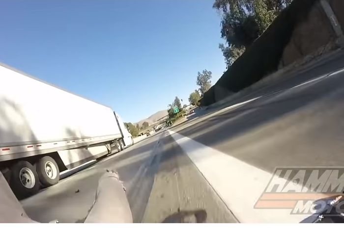 Nyaris terlindas setelah jatuh dan meluncur ke kolong truk