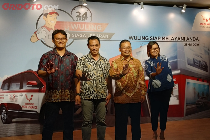 Para petinggi Wuling Motors saat meresmikan layanan purna jualnya selama arus mudik dan balik dengan tajuk 'Wuling Siaga Lebaran'.