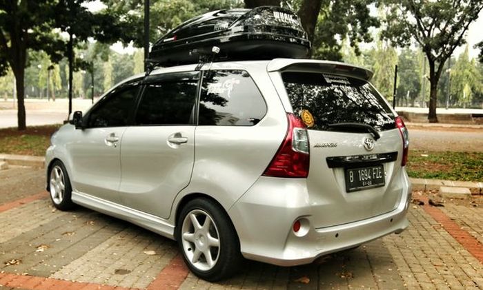 Modifikasi Toyota Avanza pakai roof box 