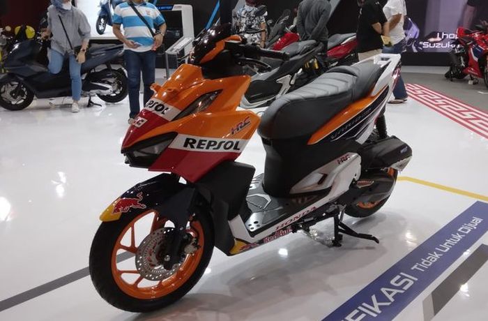 Astra Honda Motor (AHM) memajang Vario 160 Repsol Honda di IIMS 2022.