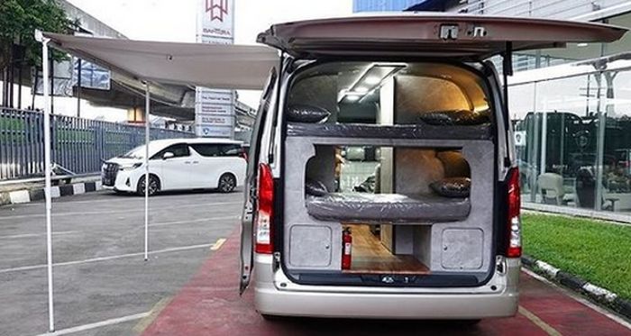 Kelengkapan kabin di Toyota HiAce Premio campervan ini mulai kompor, AC, genset, entertainment system, pelapis kulit, awning, lemari, kitchen set