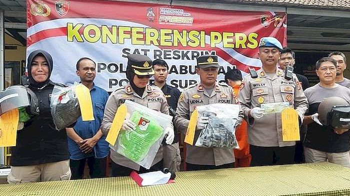 Kapolres Subang, AKBP Sumarni dan barang bukti curanmor di Mapolres Subang (8/5/2023)
