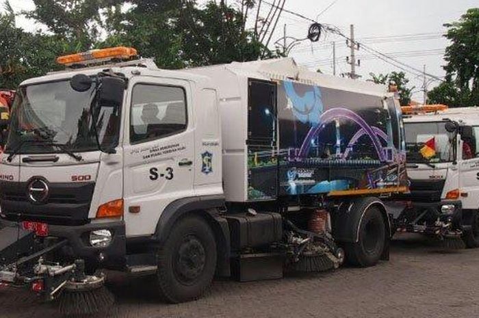 Pemkot Surabaya miliki enam unit truk pembersih jalan protol kini di Dinas Kebersihan dan Ruang Terbuka Hijau (DKRTH) Kota Surabaya. 